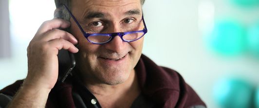 Patient telefoniert in der MEDIAN Klinik am Park Bad Oeynhausen