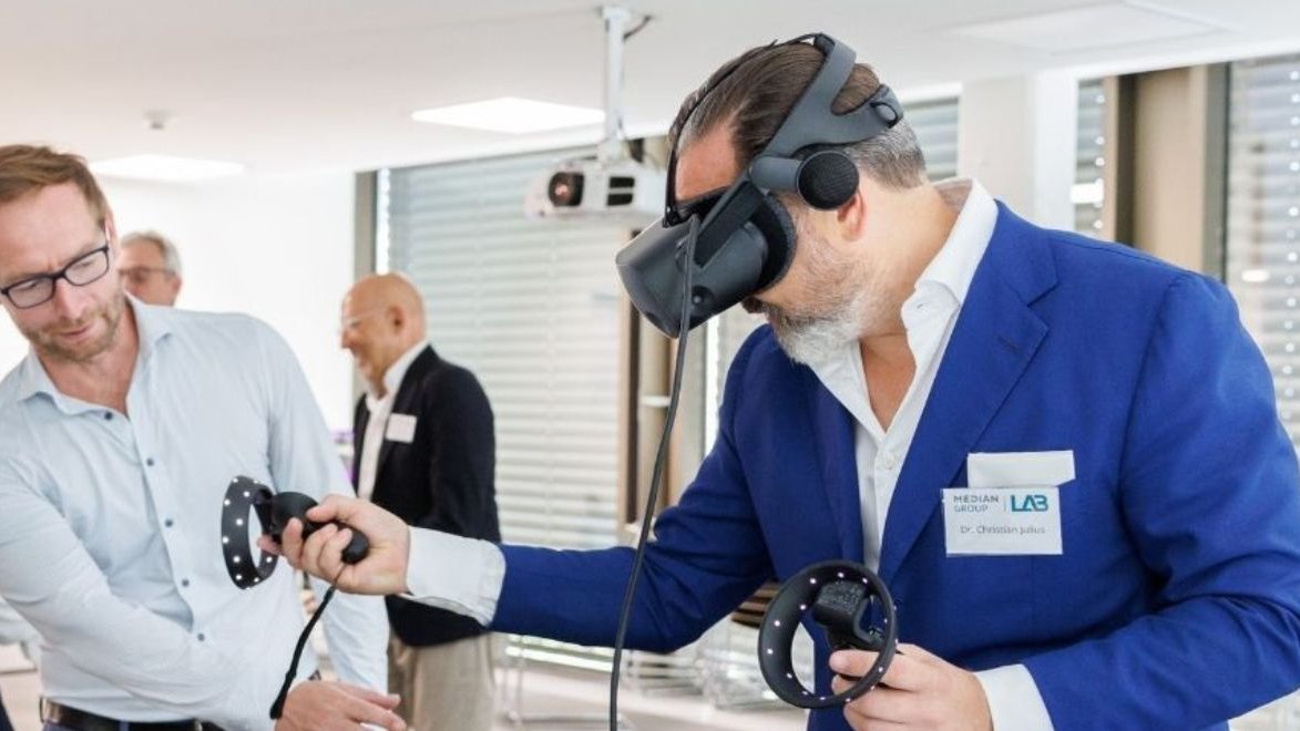 Eine Person die eine VR Brille testet