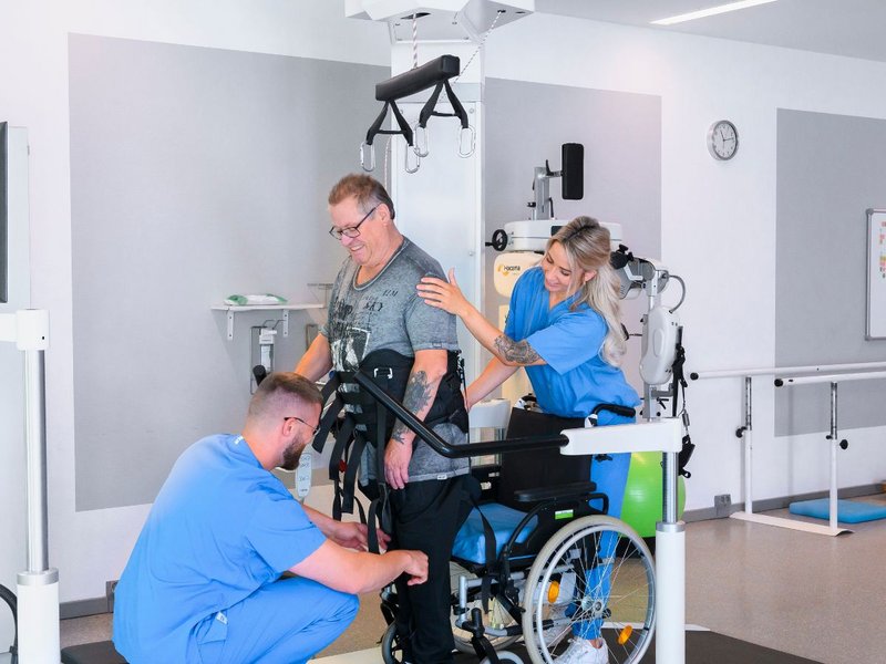 Eine Person ist an einem Gerät 