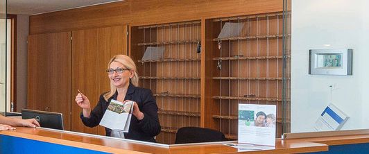 Rezeptionistin in der MEDIAN Rhein-Haardt Klinik Bad Dürkheim