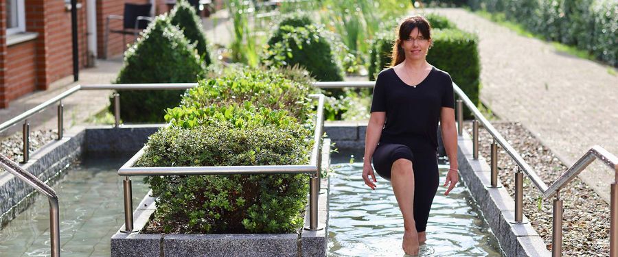 Patientin im Kneippbecken Kneipp_Gyhum.jpg