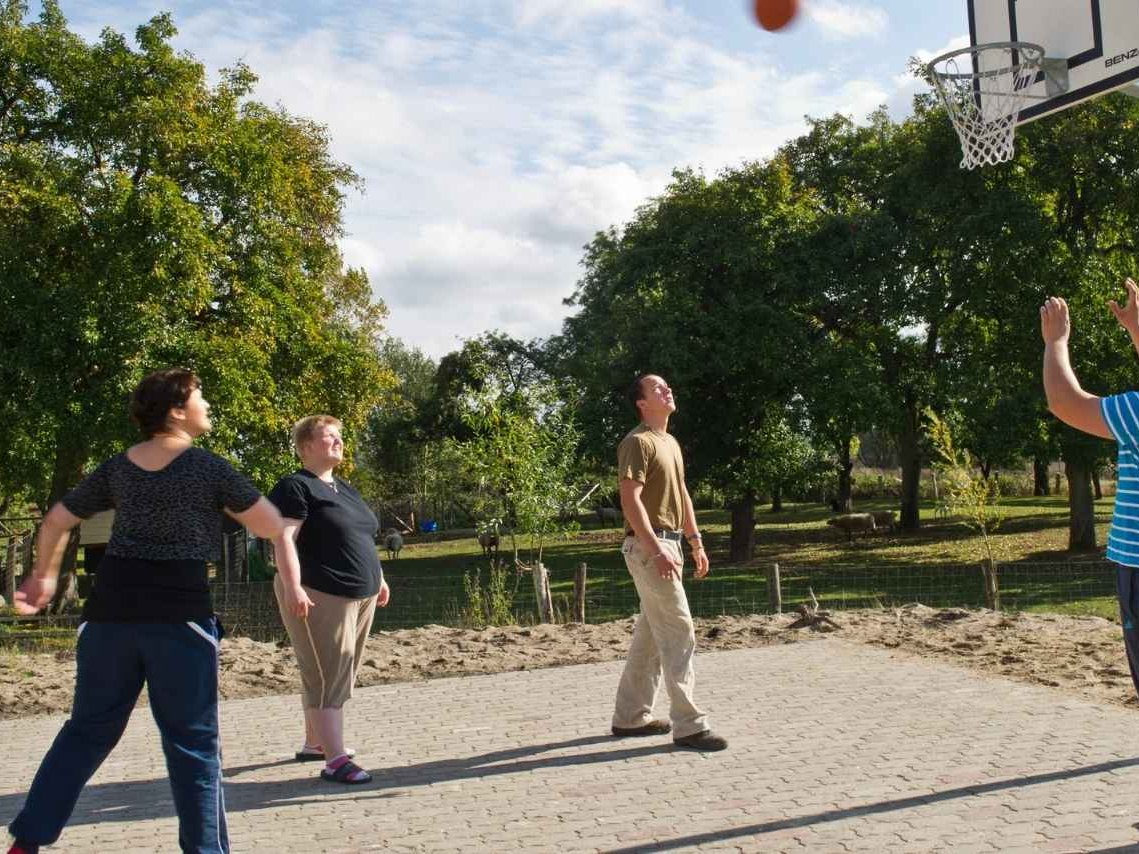 Personen die Basketball spielen 