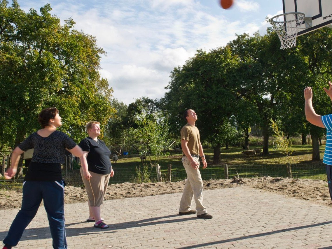 Personen die Basketball spielen 
