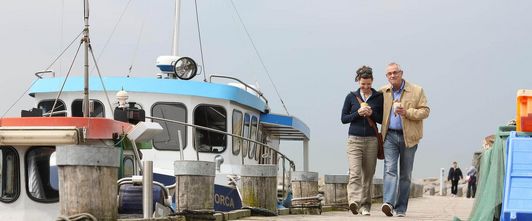 MEDIAN Kliniken Paar spaziert am Hafen