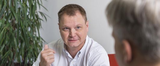 Arzt im Gespräch mit einem Patienten in der MEDIAN Klinik Dormagen