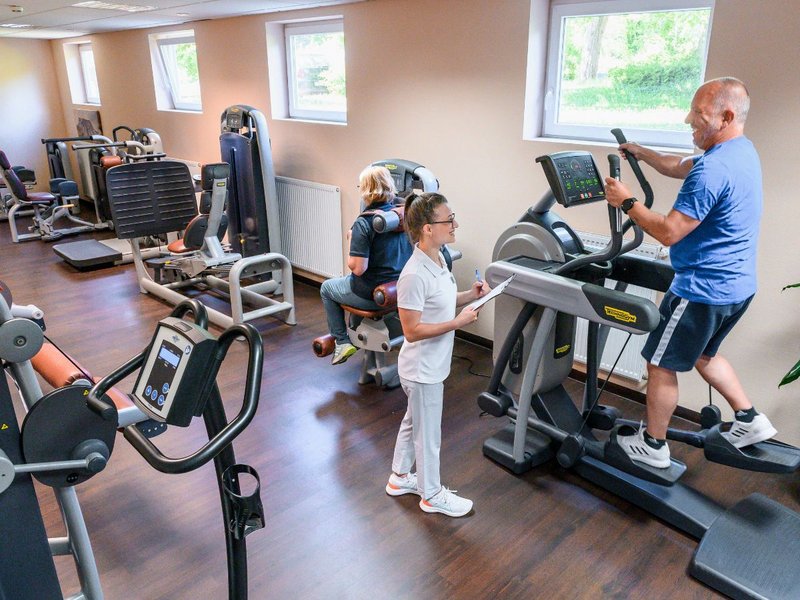 Personen die im Sportraum, Sport betreiben 