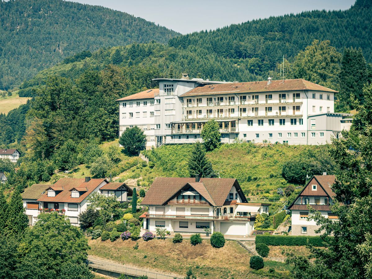 Achertal-Klinik mit Blick in die Umgebung von Ottenhöfen