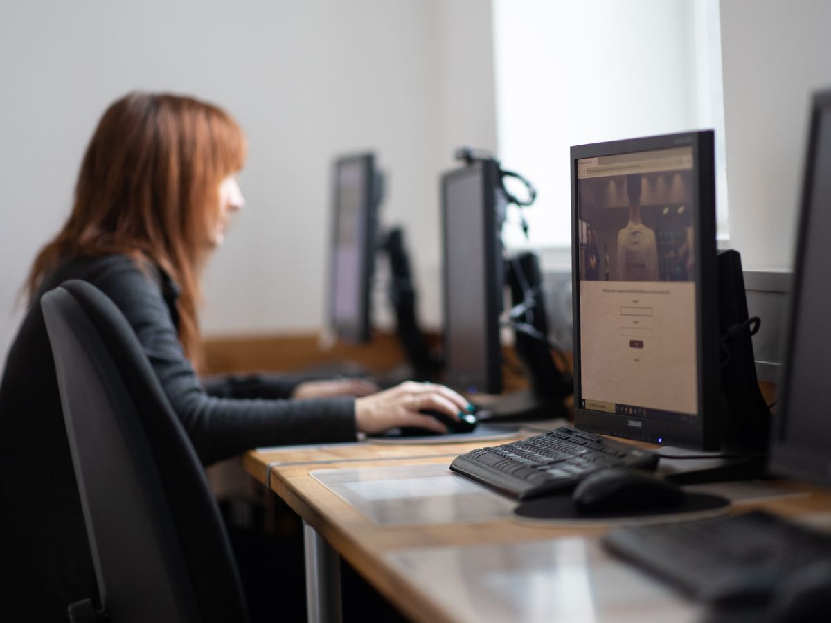 Eine Frau die an einem Computer arbeitet 