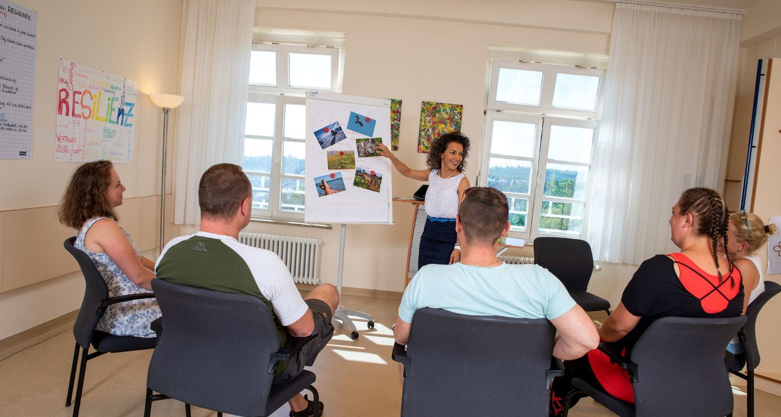 Personen die nebeneinander sitzen und zuhören 