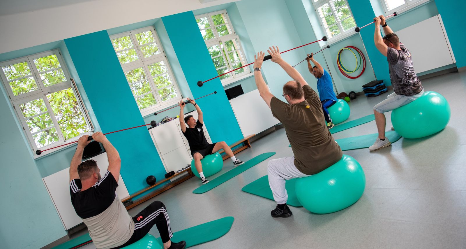 Personen die auf einem Gymnastikball sitzen 