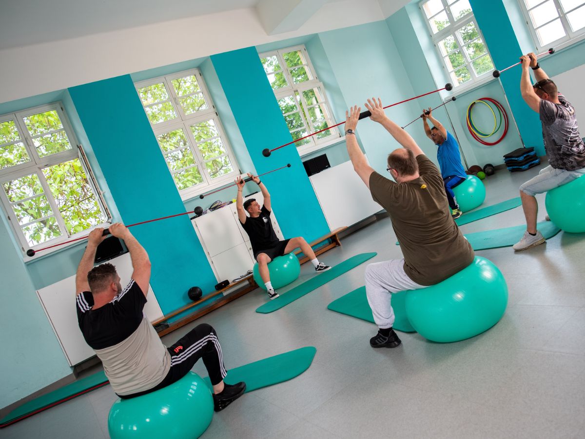 Personen die auf einem Gymnastikball sitzen 