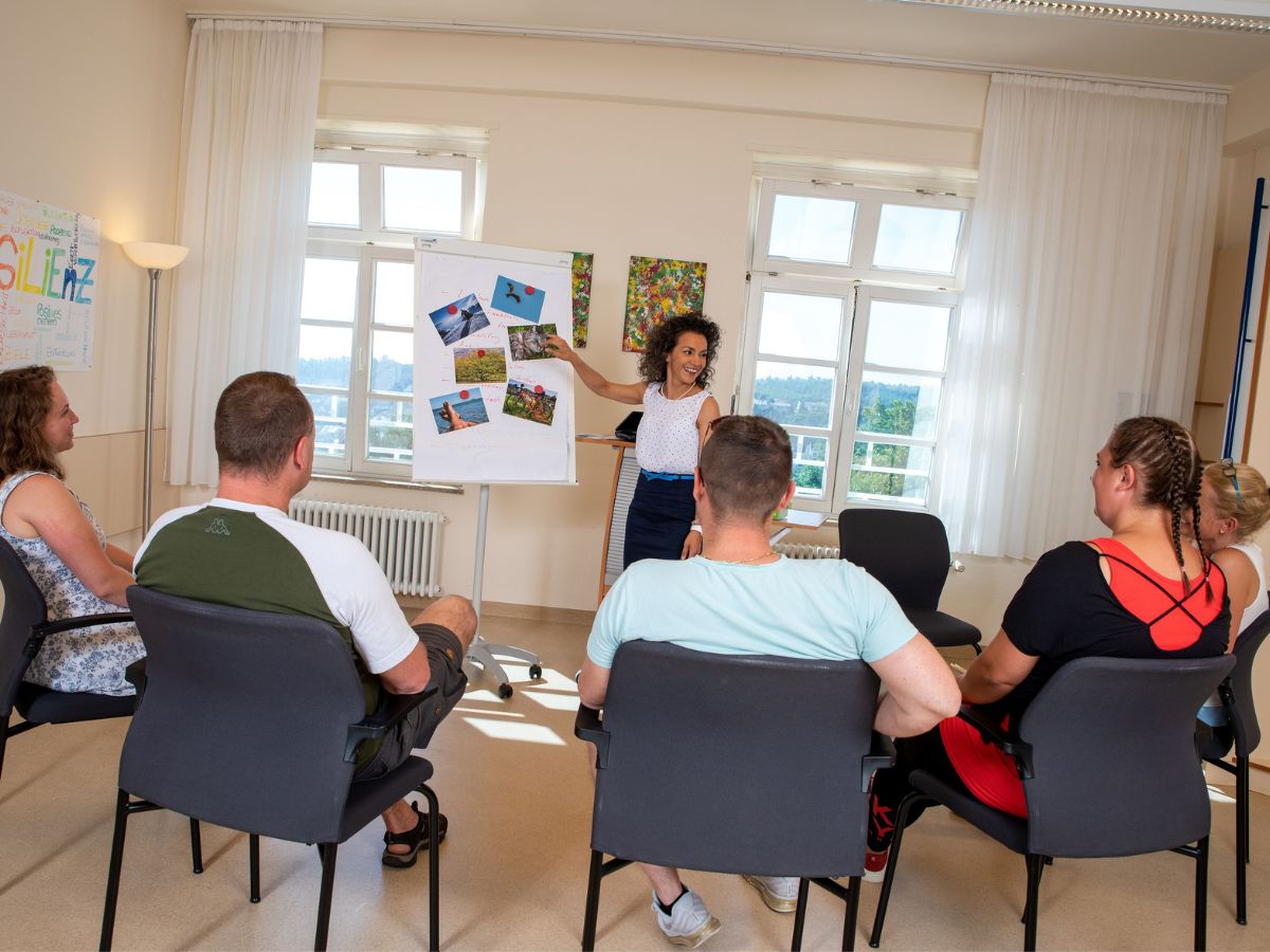 Personen die nebeneinander sitzen und zuhören 