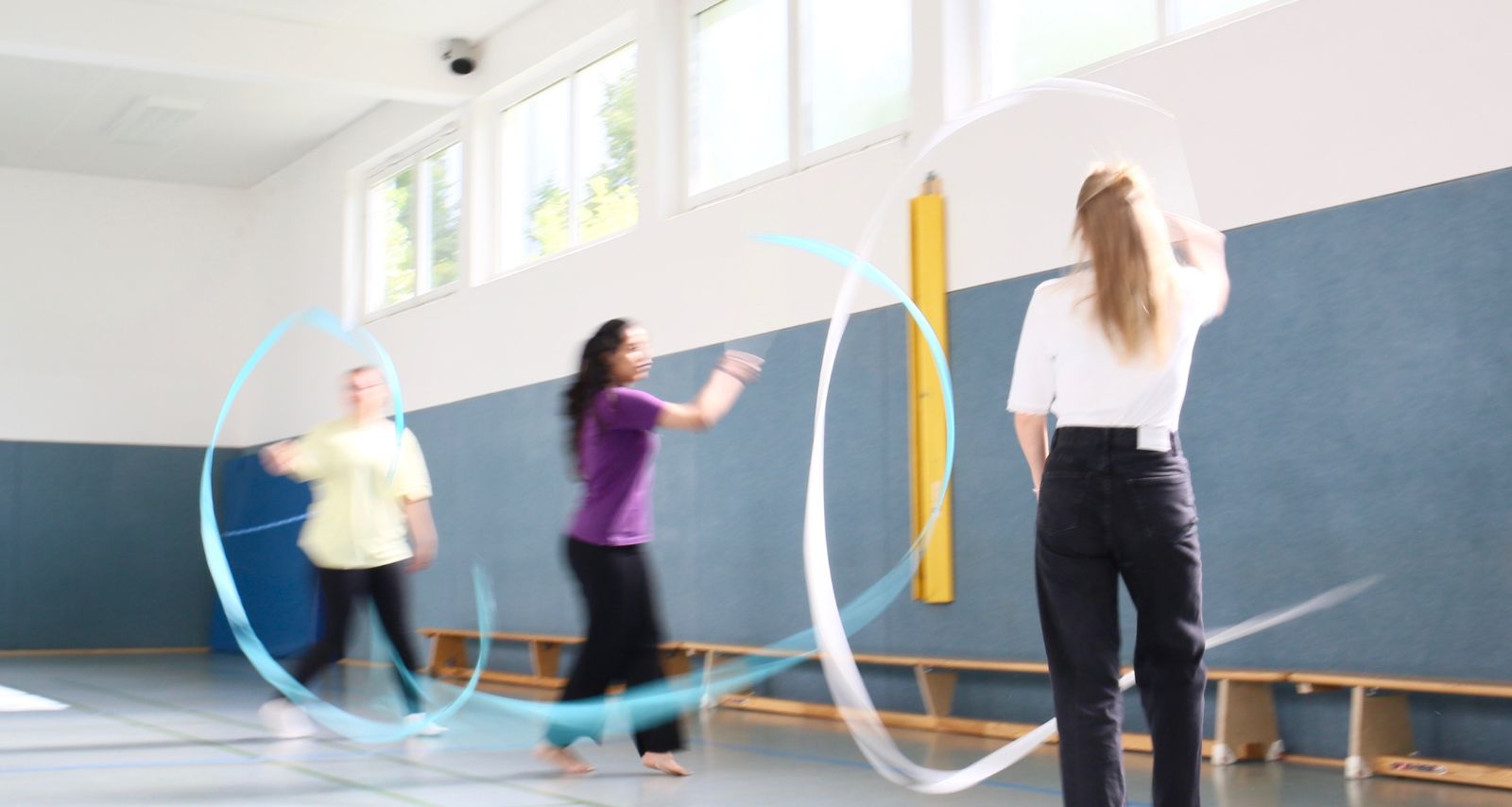 Frauen die ein Rhythmikband in der Hand haben 