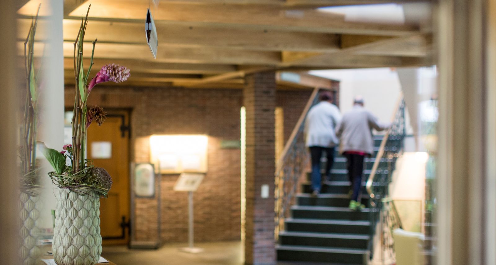 Zwei Personen die die Treppe hoch gehen 