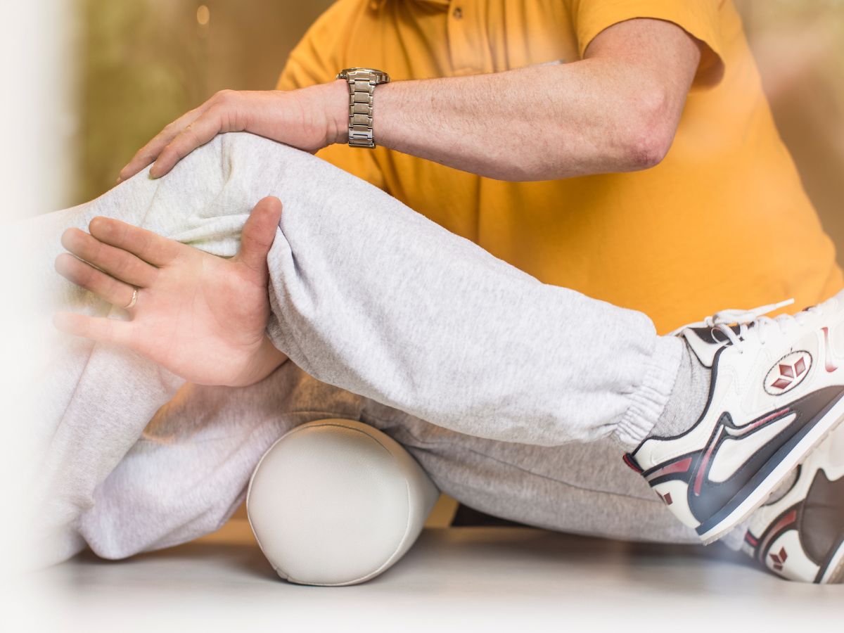 Physiotherapeut mit dem Patienten
