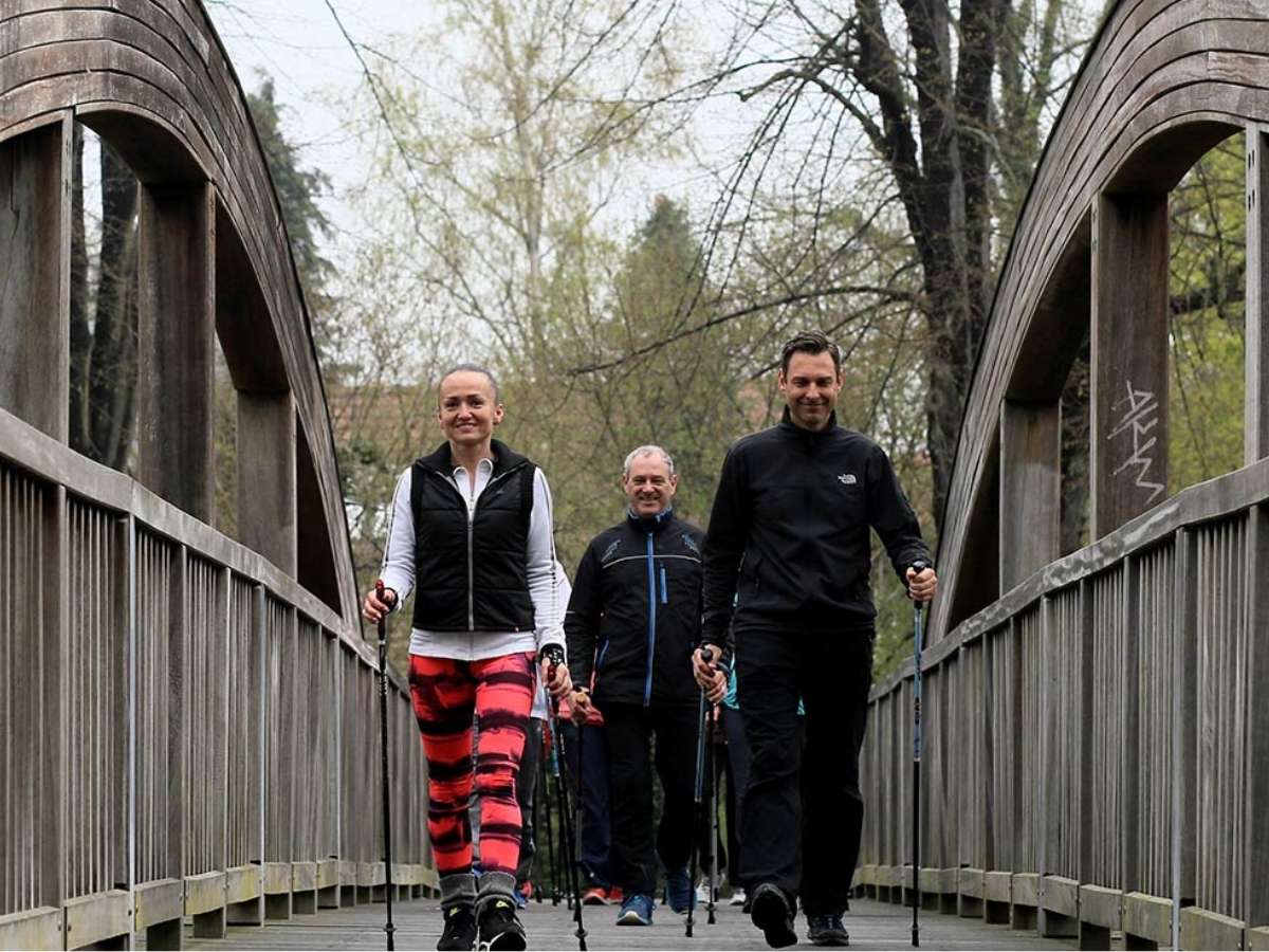 Nordic-Walking Gruppe geht über Brücke