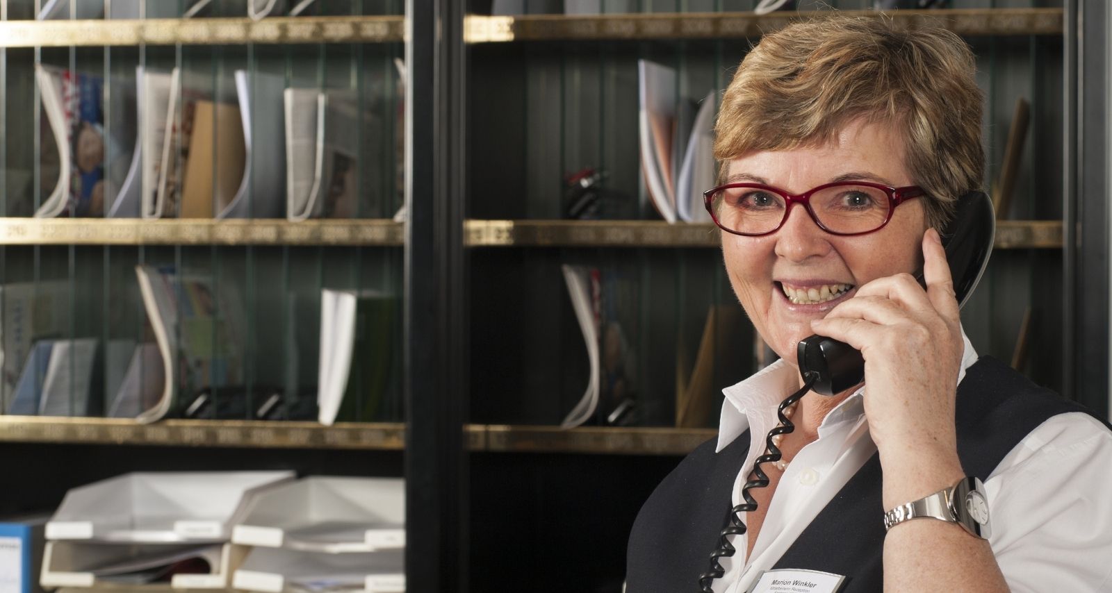 Rezeptionistin am Telefon