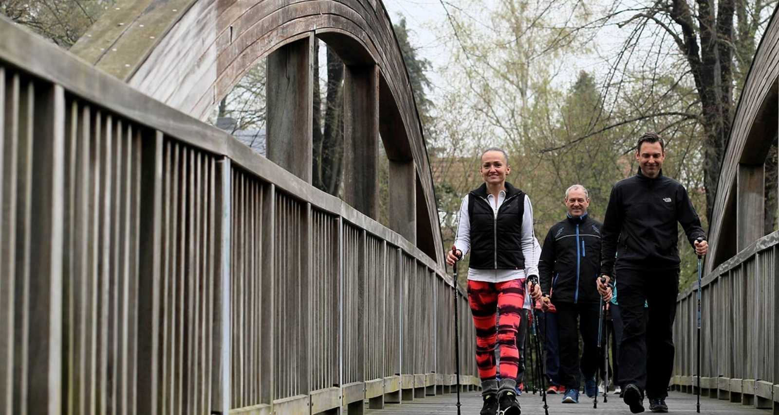 Nordic-Walking Gruppe geht über Brücke