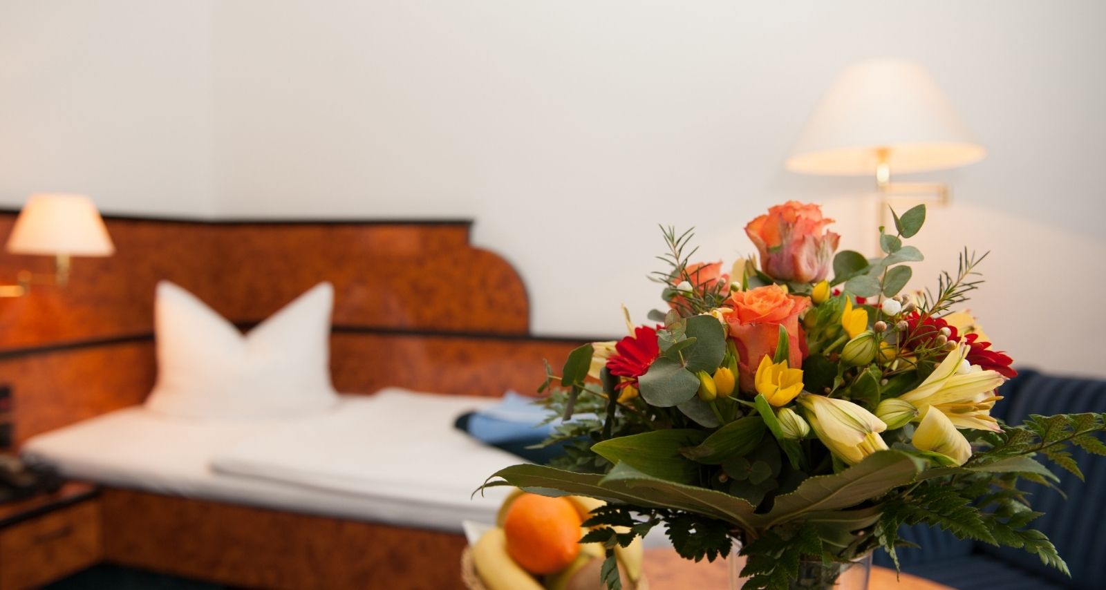 Einzelzimmer mit Blumenstrauß