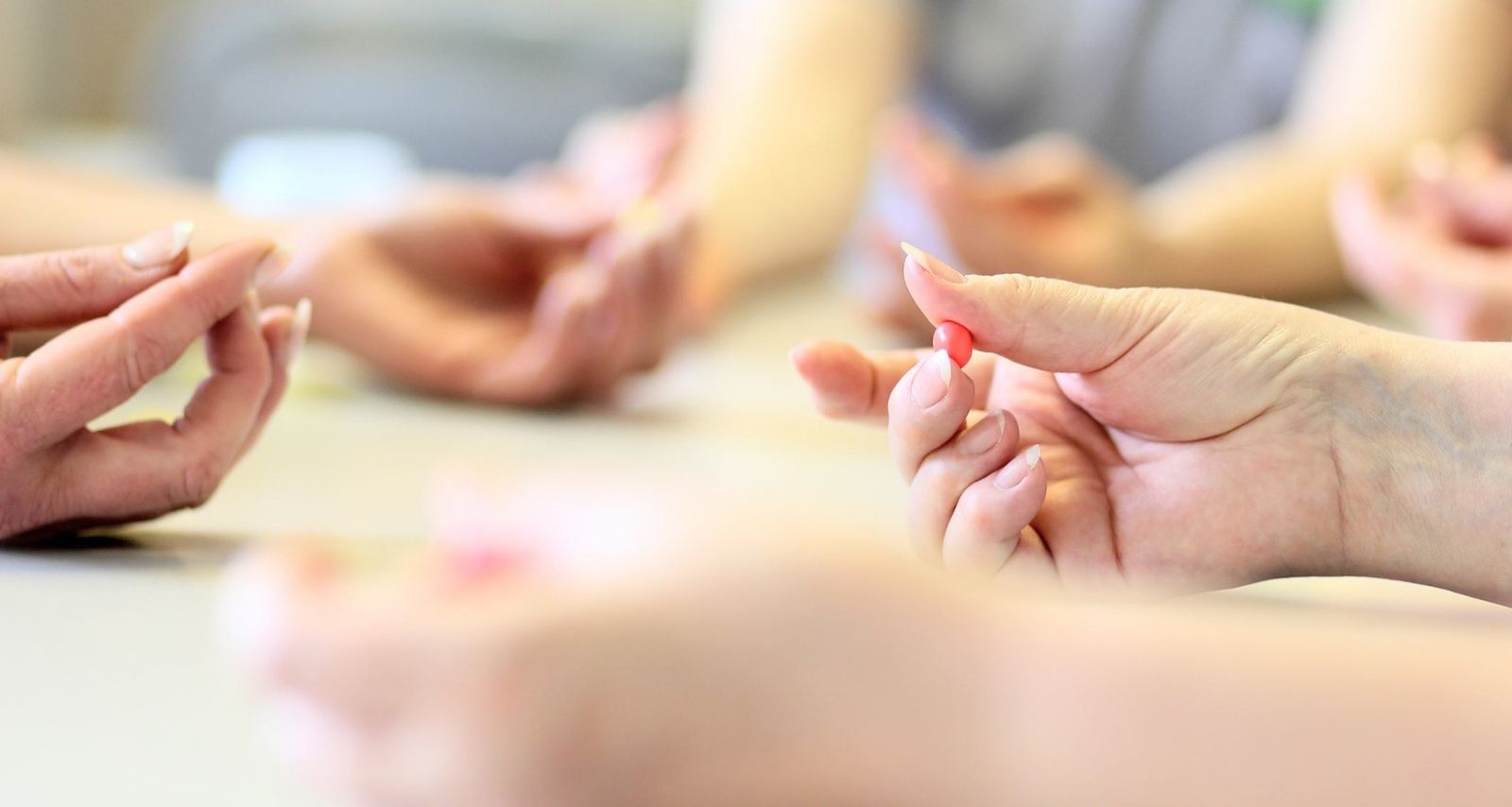 Finger halten kleine Kugeln in der Handgymnastikgruppe