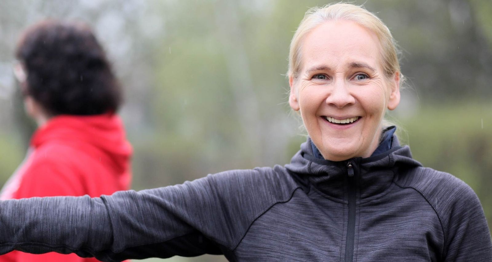 Patientin in Sportjacke lächelt