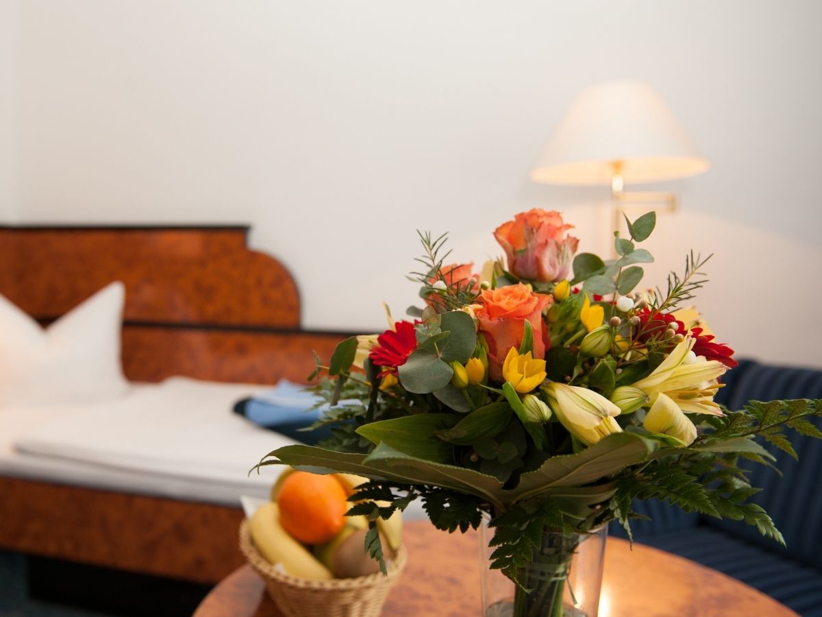 Einzelzimmer mit Blumenstrauß