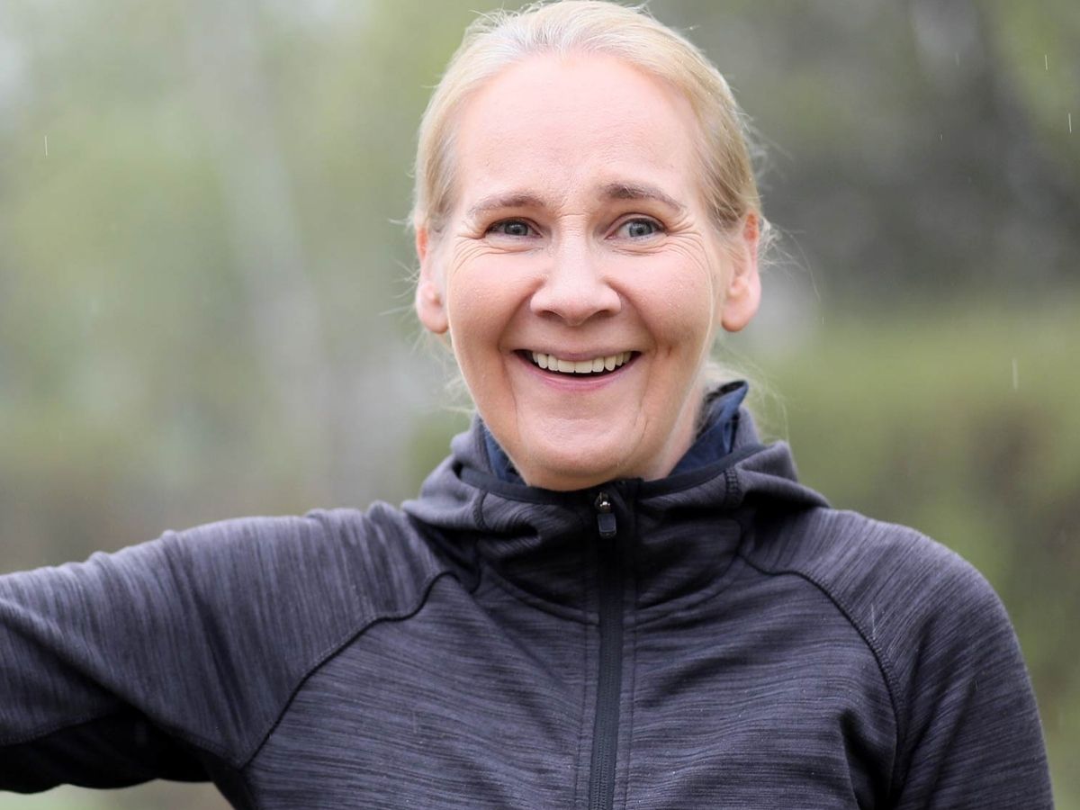 Patientin in Sportjacke lächelt