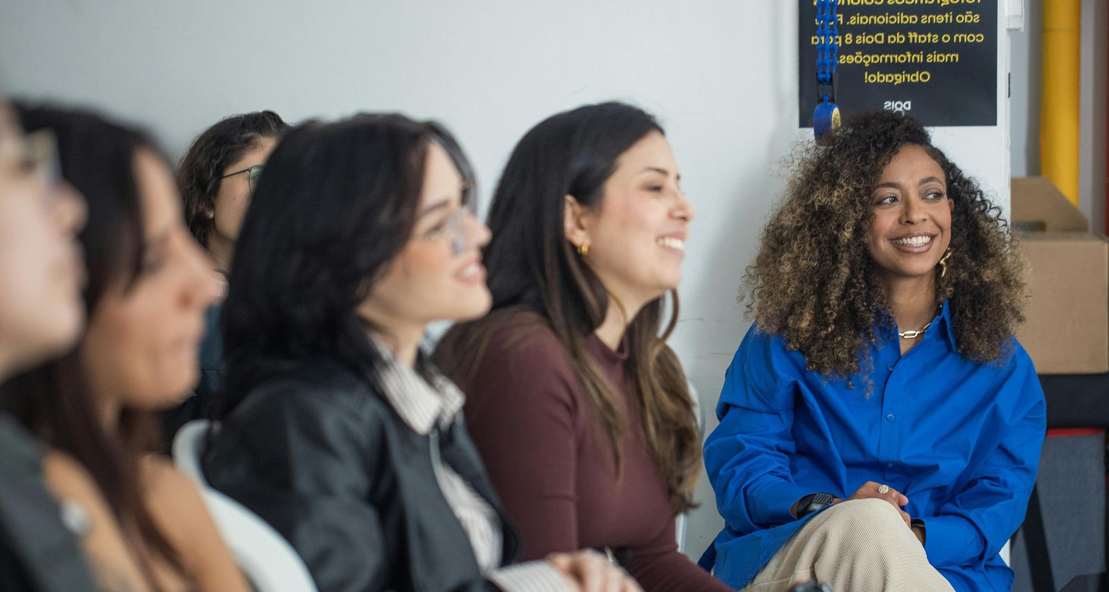 Eine Gruppe die zuhört 