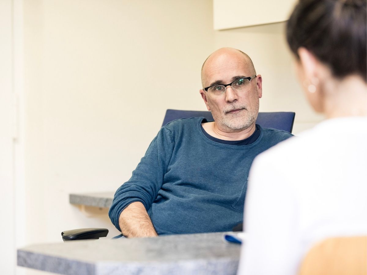 Zwei Personen während des therapeutischen Gesprächs.