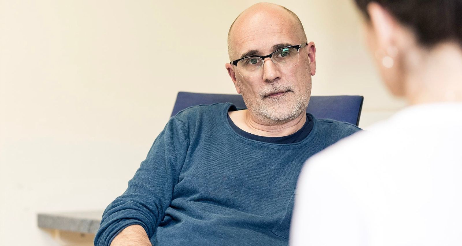Zwei Personen die sich miteinander unterhalten 