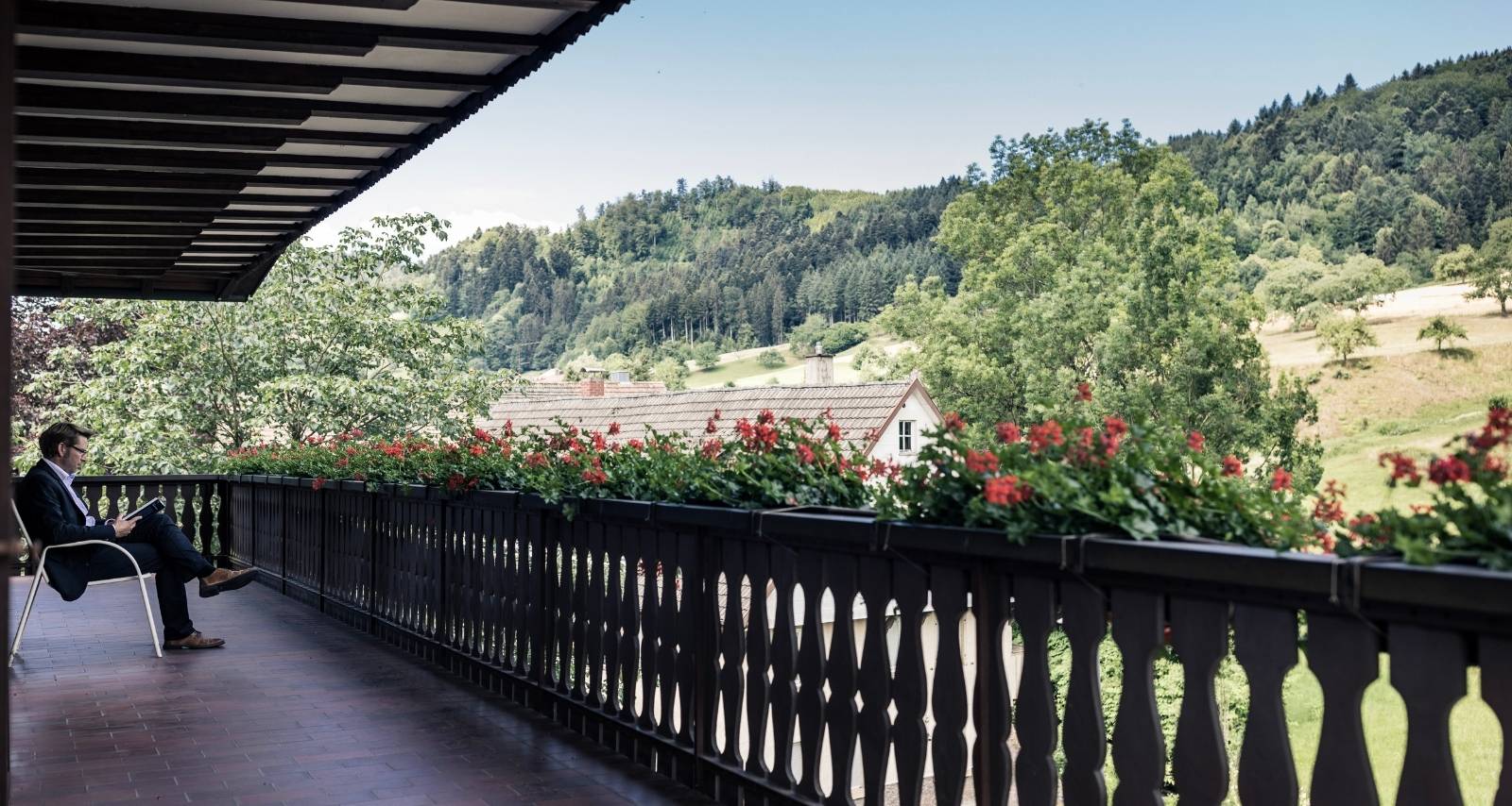 Ein Balkon der Einrichtung mit Blick auf die Landschaft 