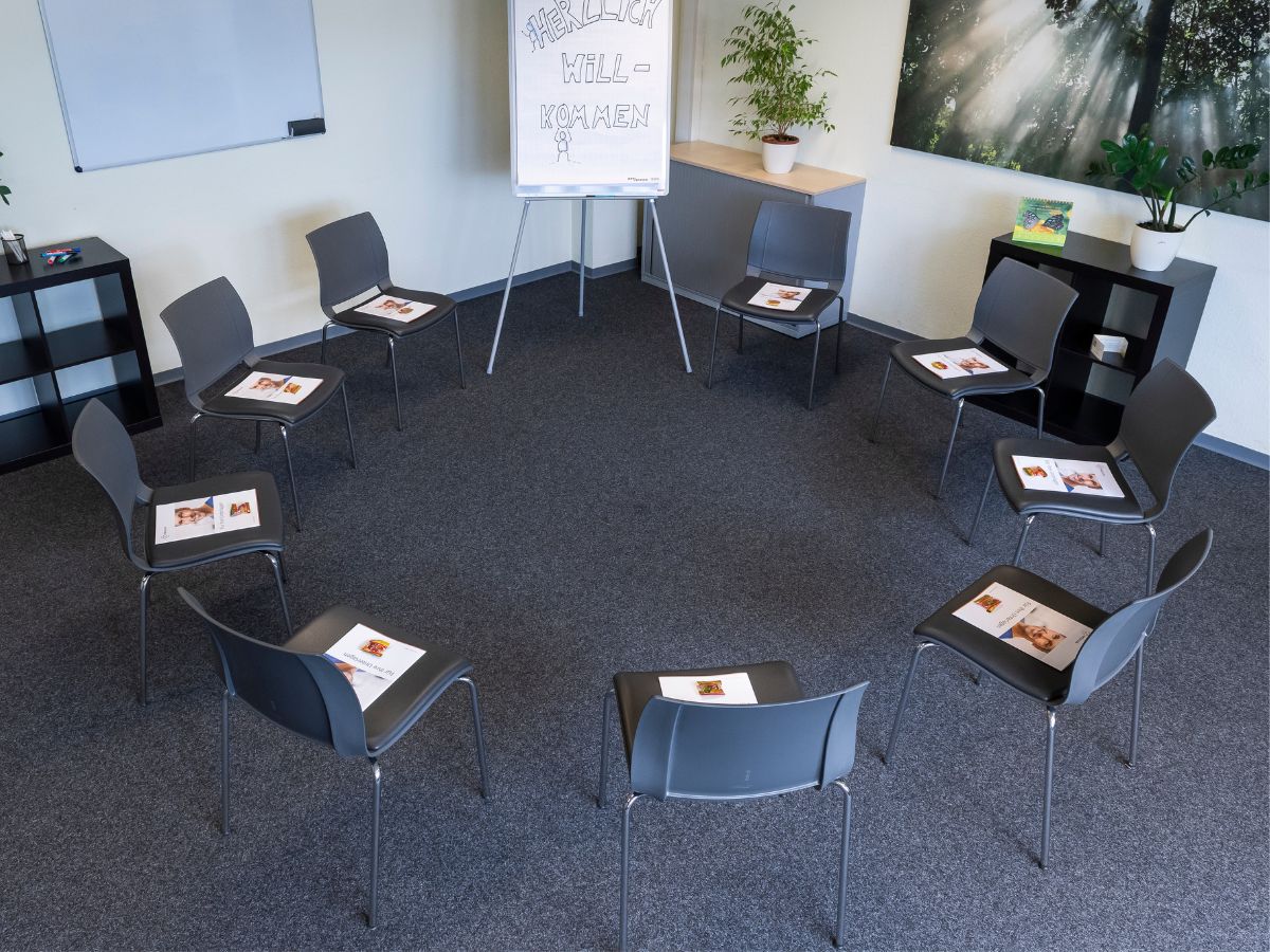 Die Stühle stehen im Kreis und auf jedem Stuhl liegt eine Zeitschrift