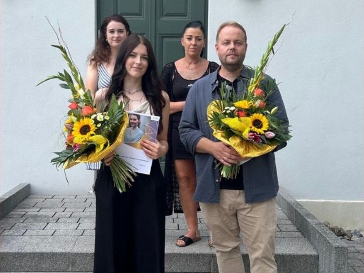 Vier Personen machen gemeinsam ein Foto 