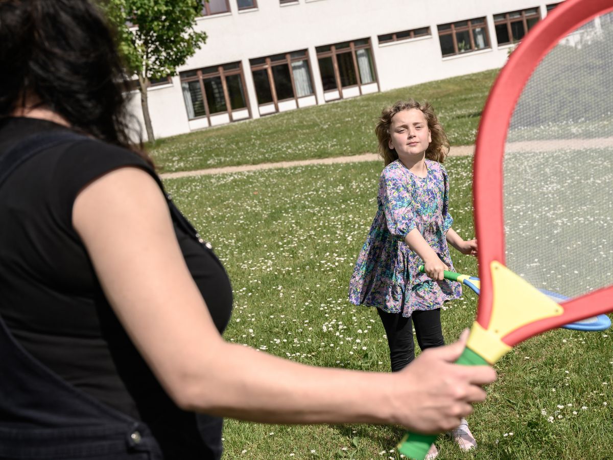 Ein Mädchen spielt Badminton