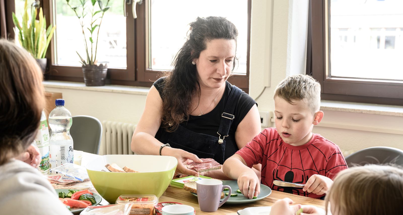 Eine Mutter mit dem Jungen essen am Tisch