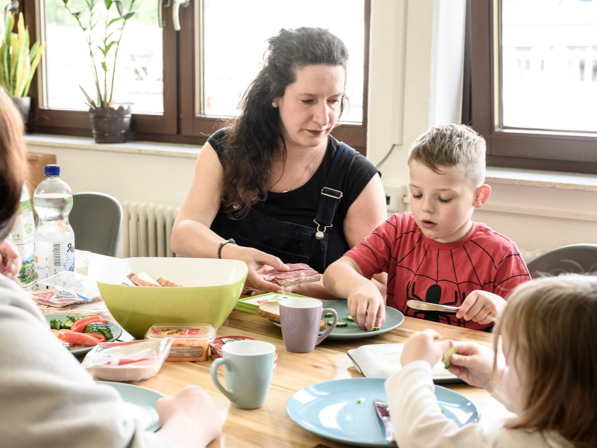 Eine Mutter mit dem Jungen essen am Tisch