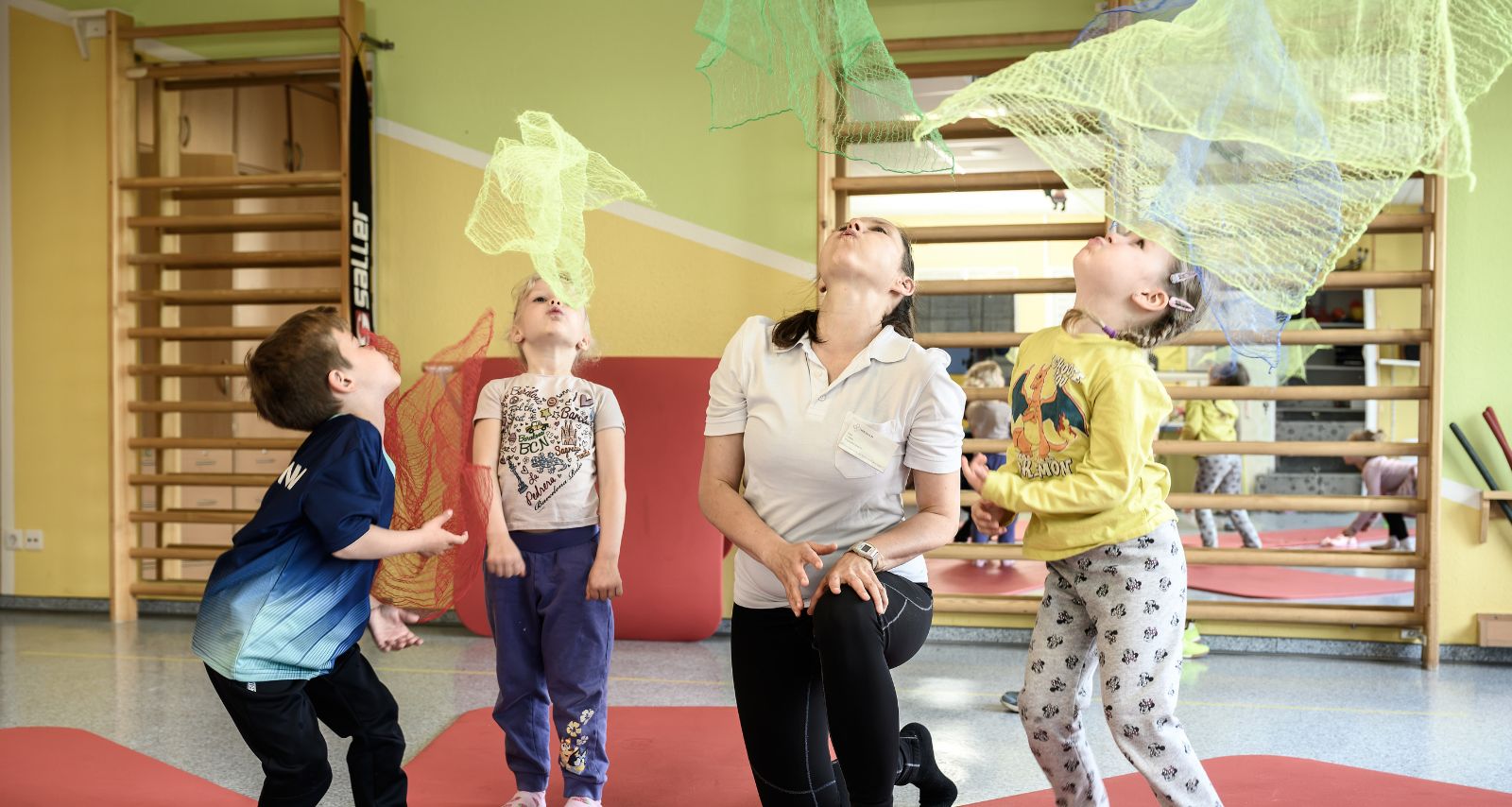 Ein Mädchen spielt Badminton