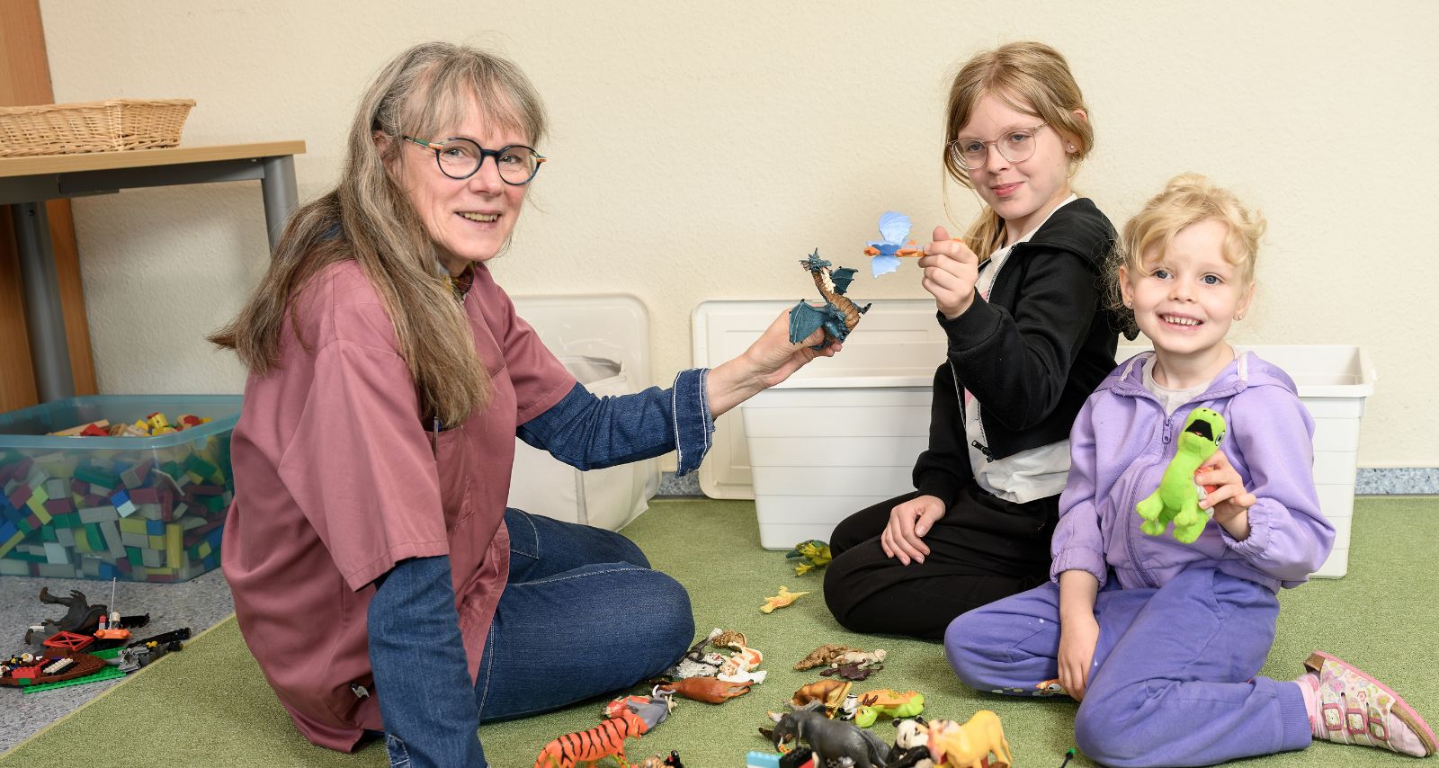 Die Therapeutin spielt mit den Mädchen