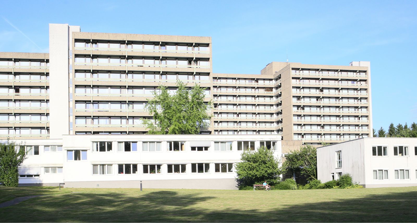 Klinikgebäude bei blauem Himmel