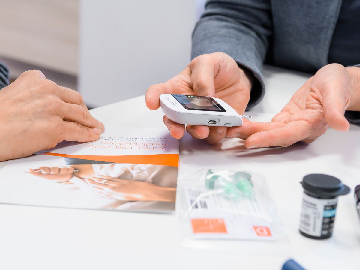 Eine Person die ein Gerät in der Hand hält 
