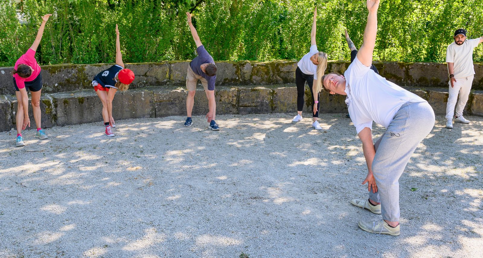 Personen die gemeinsam Dehnübungen machen 