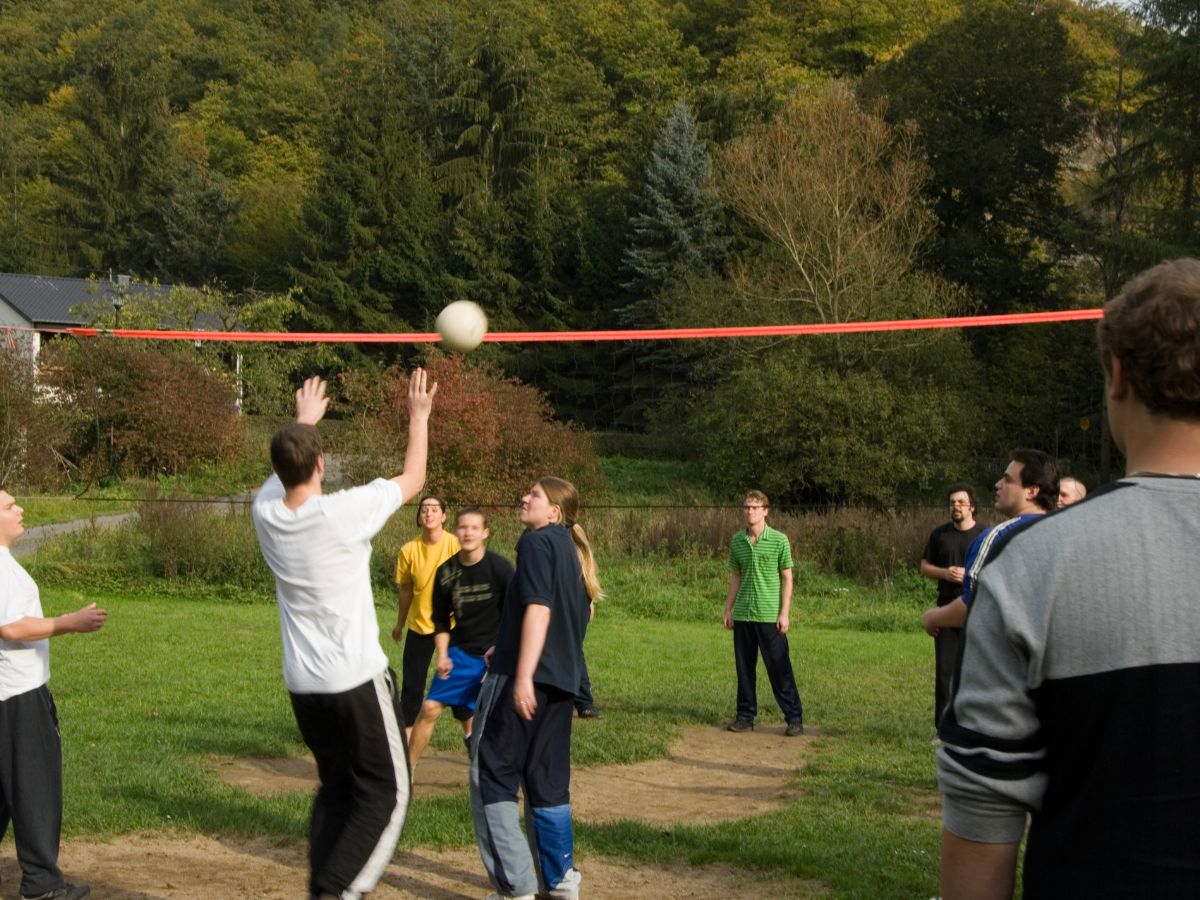 Personen die gemeinsam Volleyball spielen 