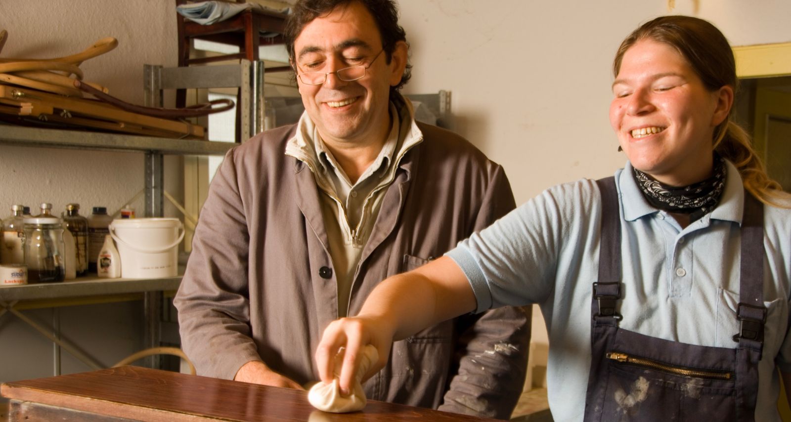 Eine Frau und ein Mann die gemeinsam lächeln 