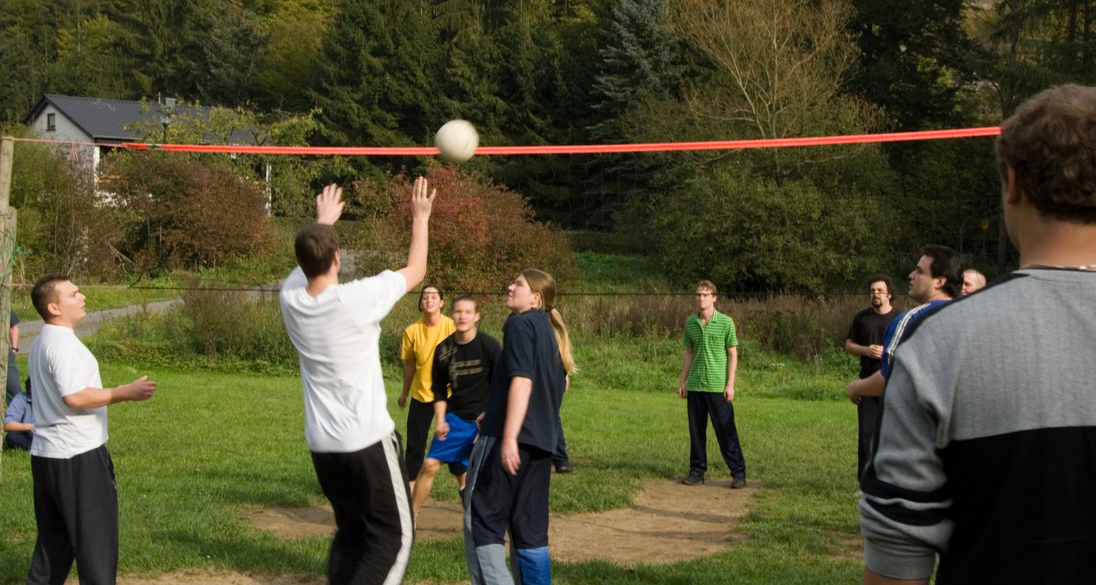 Personen spielen gemeinsam Volleyball