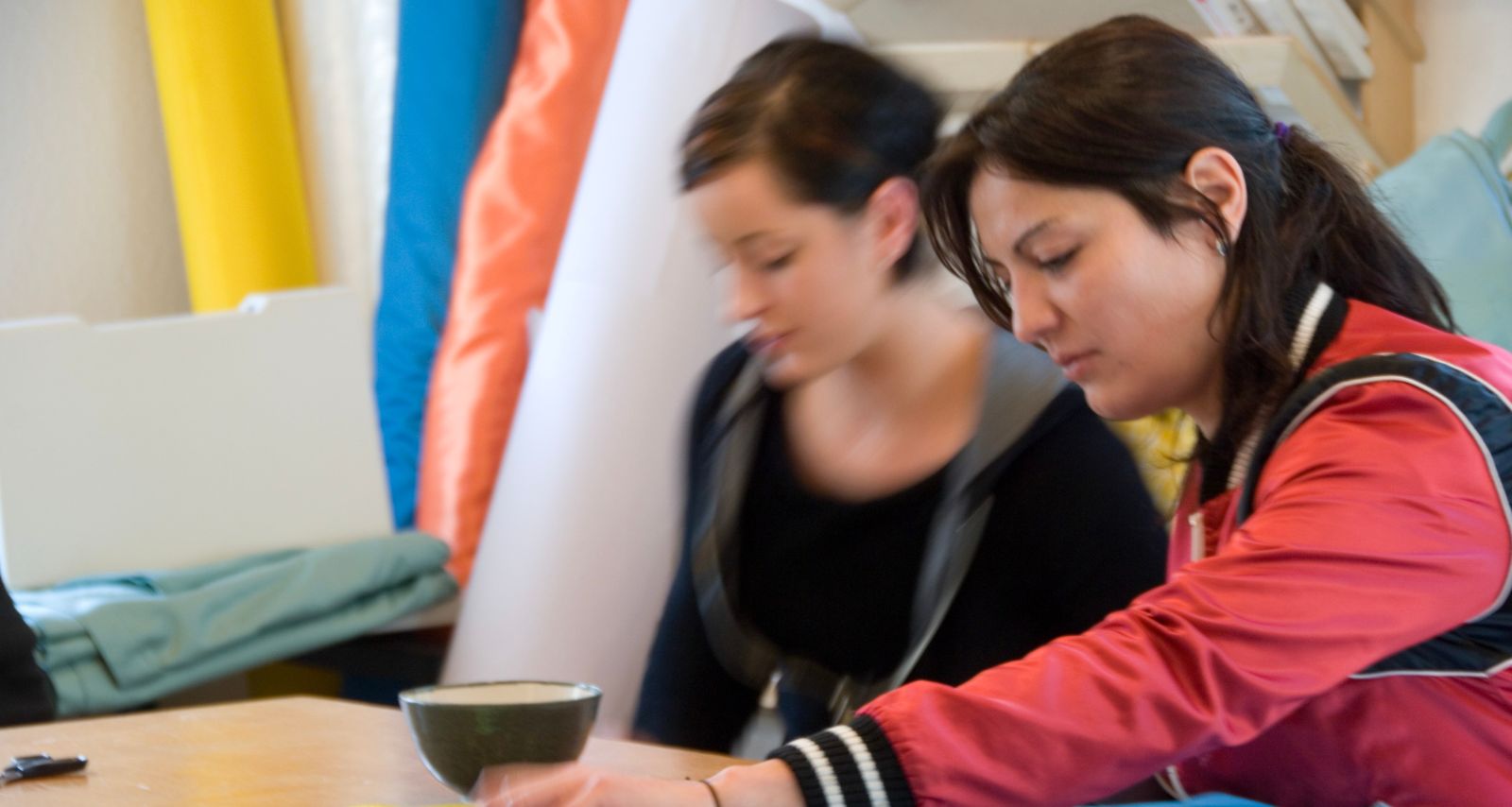 Zwei Frauen die nebeneinander sitzen 