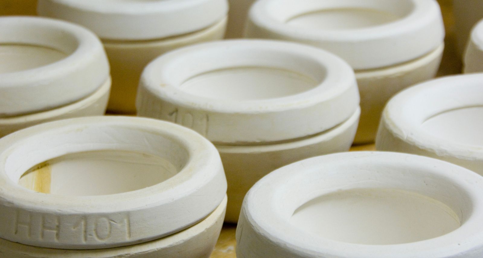 Mehrere gleich aussehende Gegenstände, die aus Ton gefertigt wurden