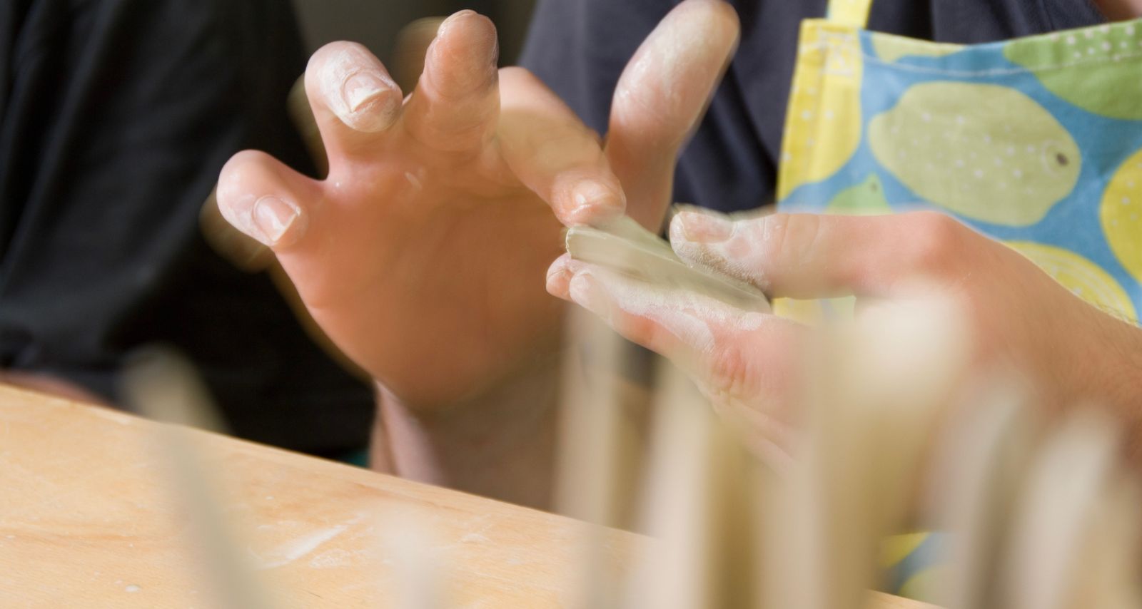 Eine Person die mit Ton arbeitet 