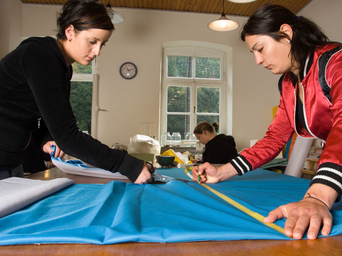 Zwei Frauen die gemeinsam nähen 