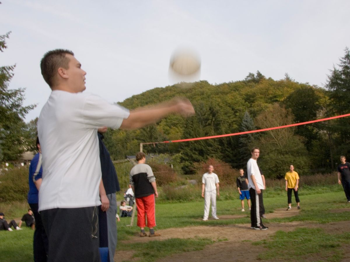 Personen die gemeinsam Volleyball spielen 