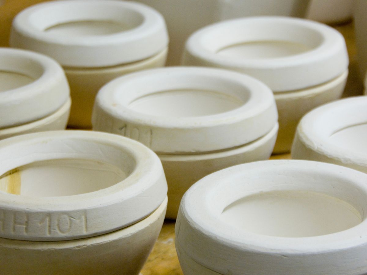 Mehrere gleich aussehende Gegenstände, die aus Ton gefertigt wurden